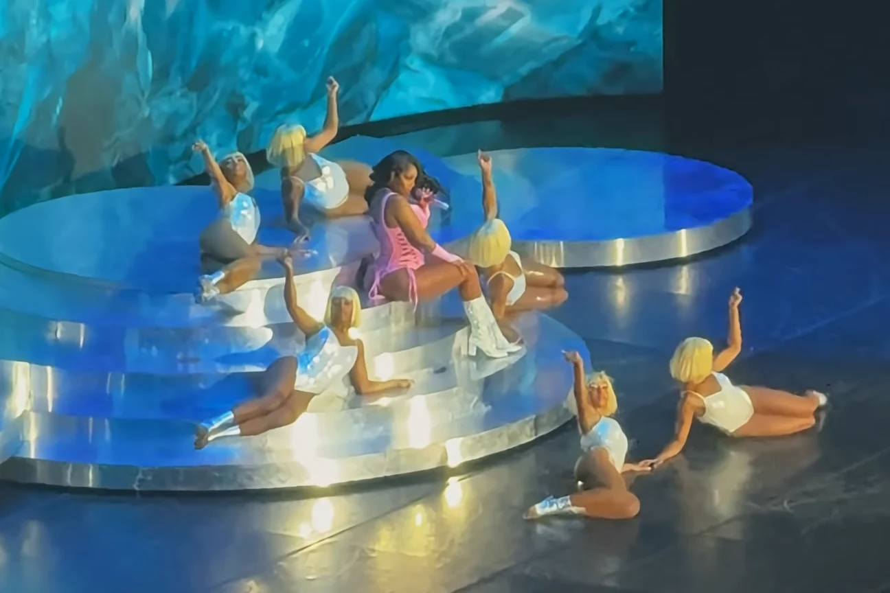 Summer Walker performing Body live at Breezy Bowl XX in Sofi Stadium