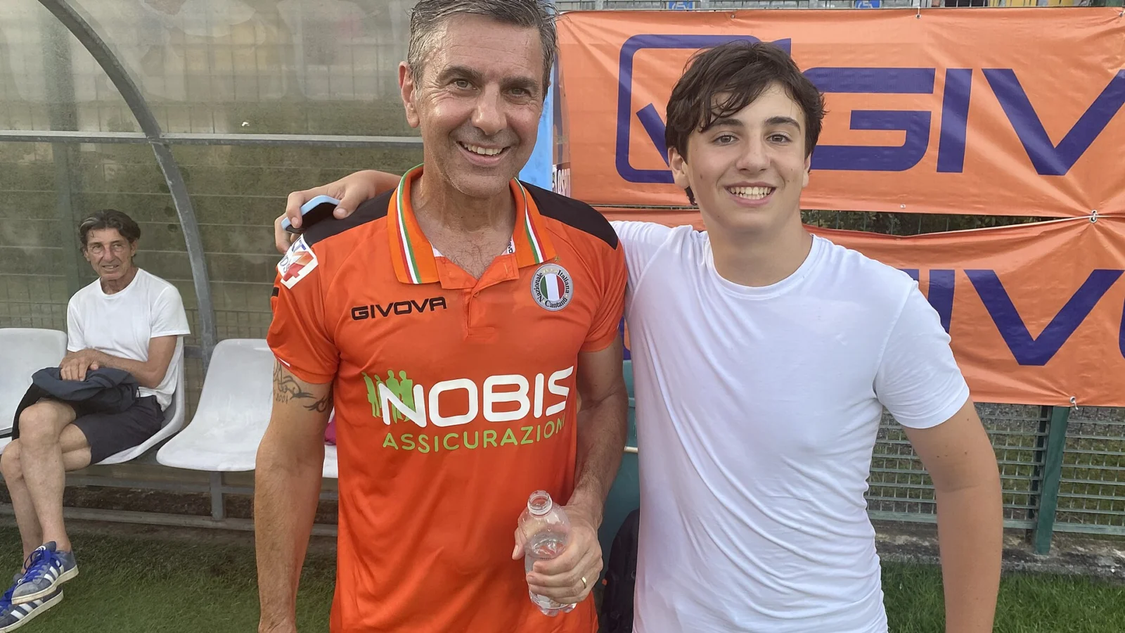Calciatore di risonanza nazionale, fermatosi con tifosi