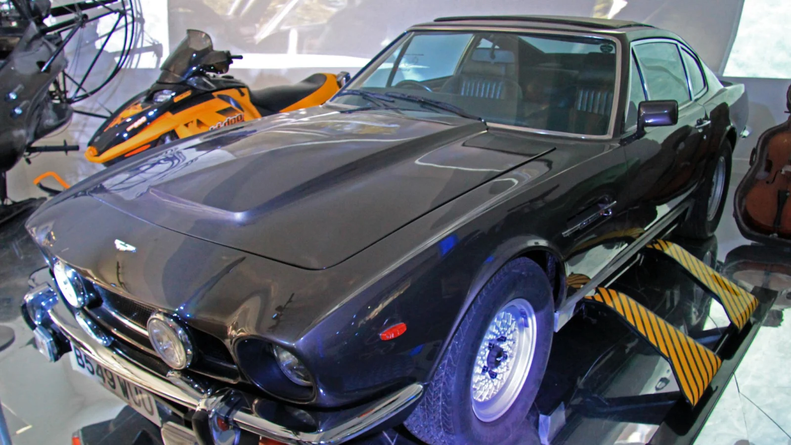 Aston Martin V8 (The Living Daylights) front-left-2 National Motor Museum, Beaulieu