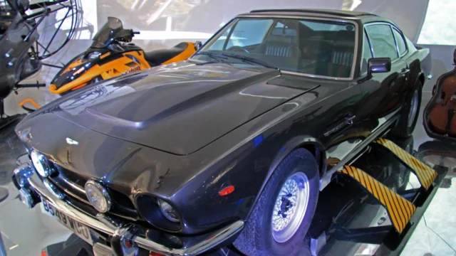 Aston Martin V8 (The Living Daylights) front-left-2 National Motor Museum, Beaulieu